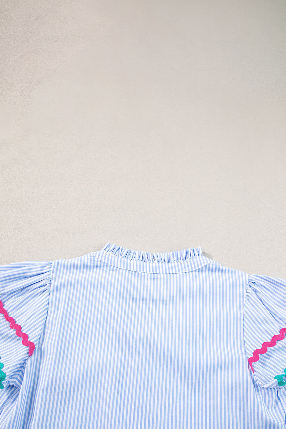 Himmelblaue Bluse mit Streifen, Ricrac-Besatz, geschlitztem Halsausschnitt, gestreiften Rüschenärmeln