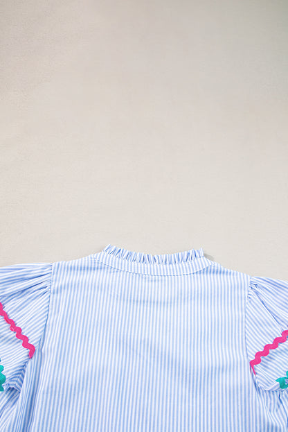 Himmelblaue Bluse mit Streifen, Ricrac-Besatz, geschlitztem Halsausschnitt, gestreiften Rüschenärmeln
