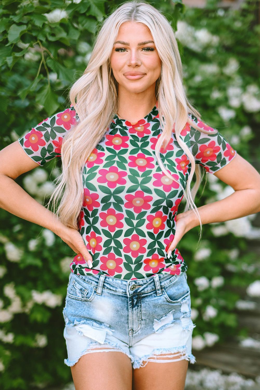 Feurig rotes T-Shirt mit Rundhalsausschnitt und Retro-Blumendruck