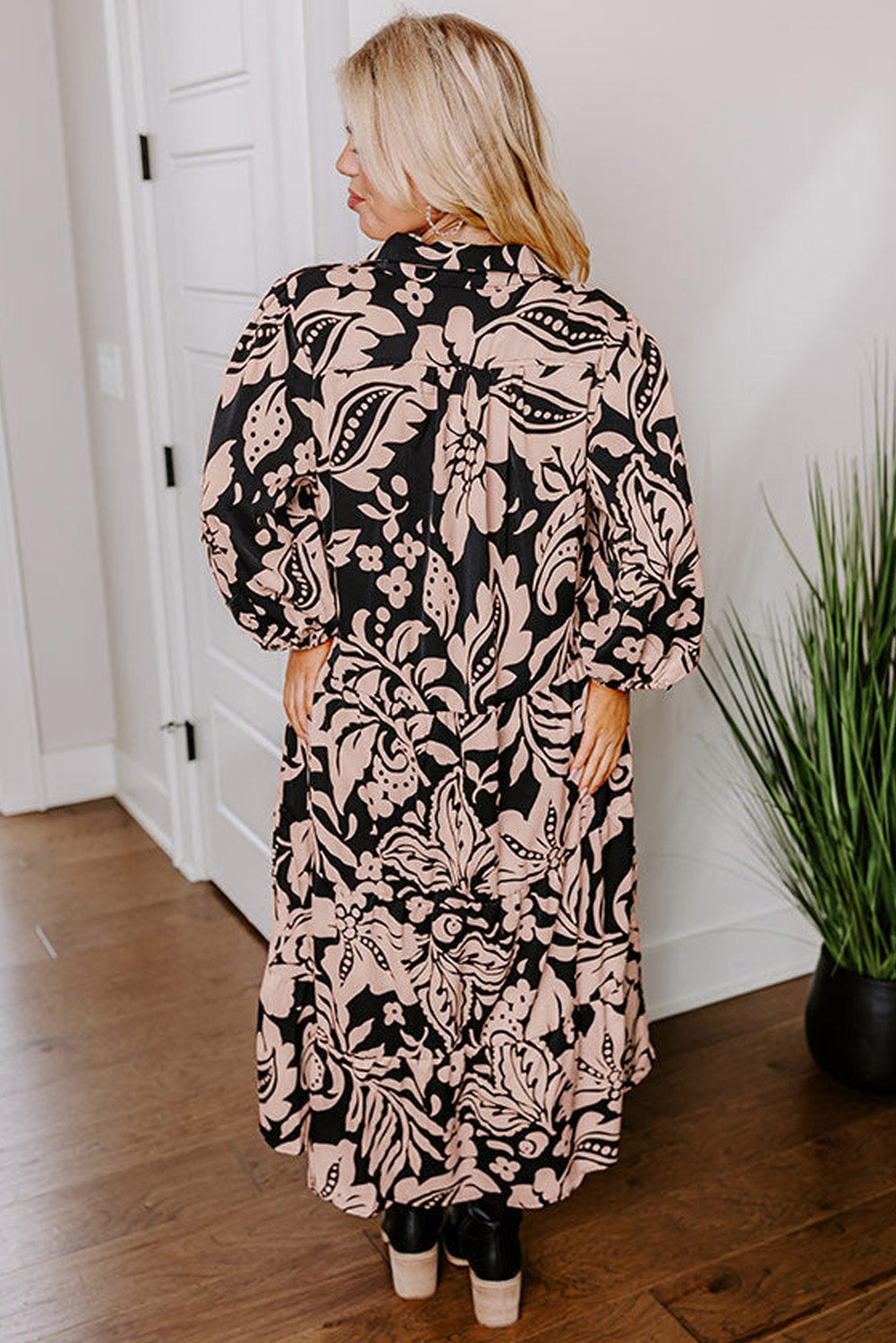 Schwarzes Maxikleid mit Blumenmuster und Kragen in Übergröße