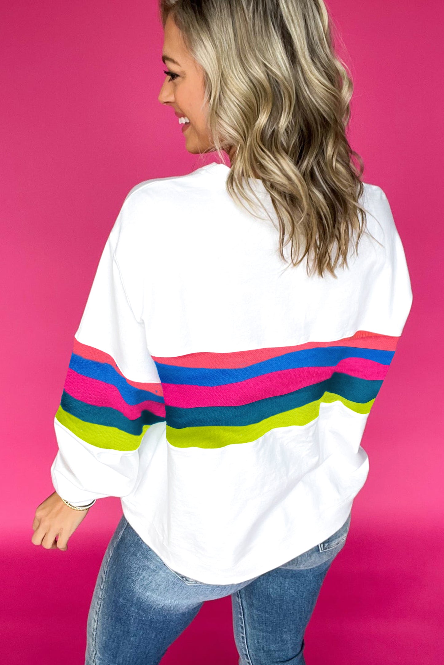 Weißes, langärmliges T-Shirt mit bunten Streifen