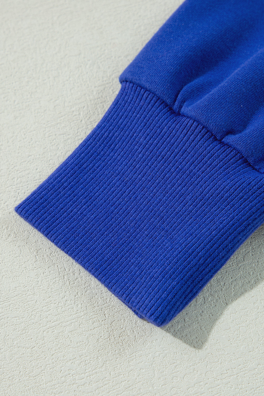 Dunkelblauer, einfarbiger, kurzer Hoodie mit überschnittener Schulterpartie und Kordelzug