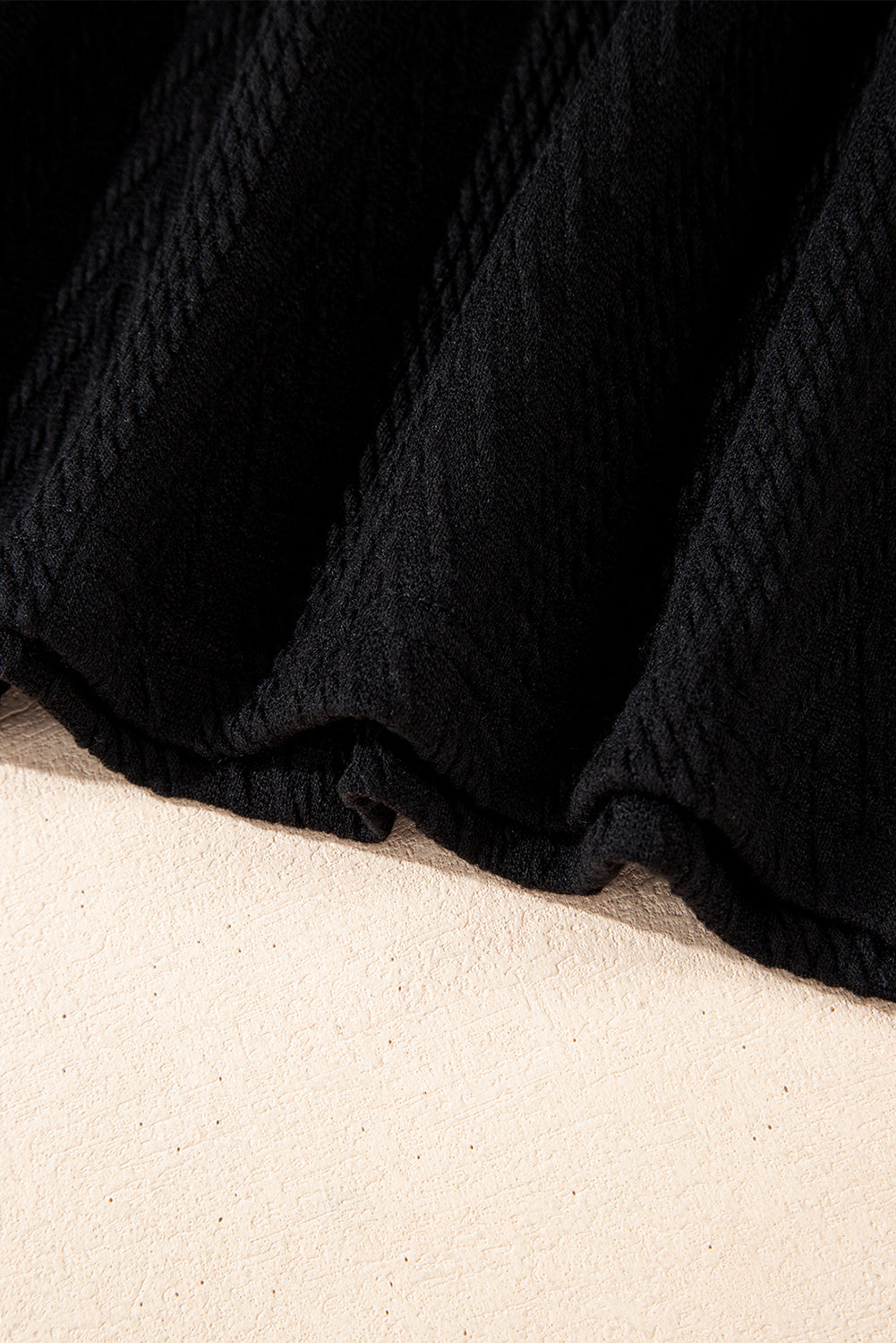 Schwarze Bluse mit V-Ausschnitt und floralem Patchwork-Muster