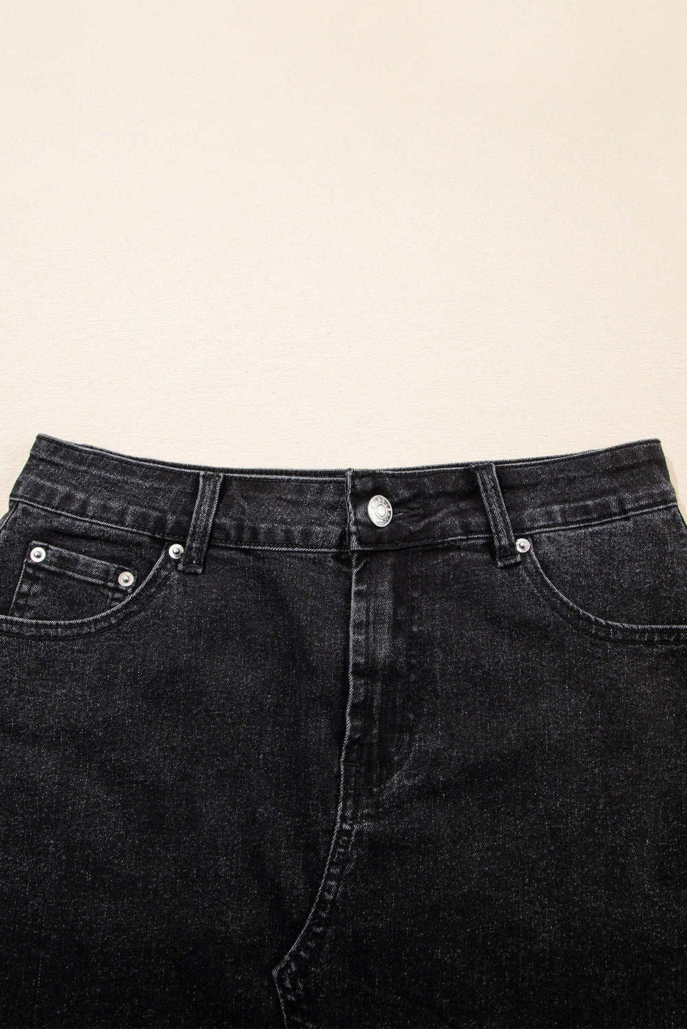 Carbongrauer, zerrissener Minirock aus Mineralwasch-Denim mit offenem Saum