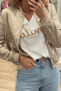 Hellkhakifarbene Baseballjacke mit Reißverschluss in Metallic-Optik