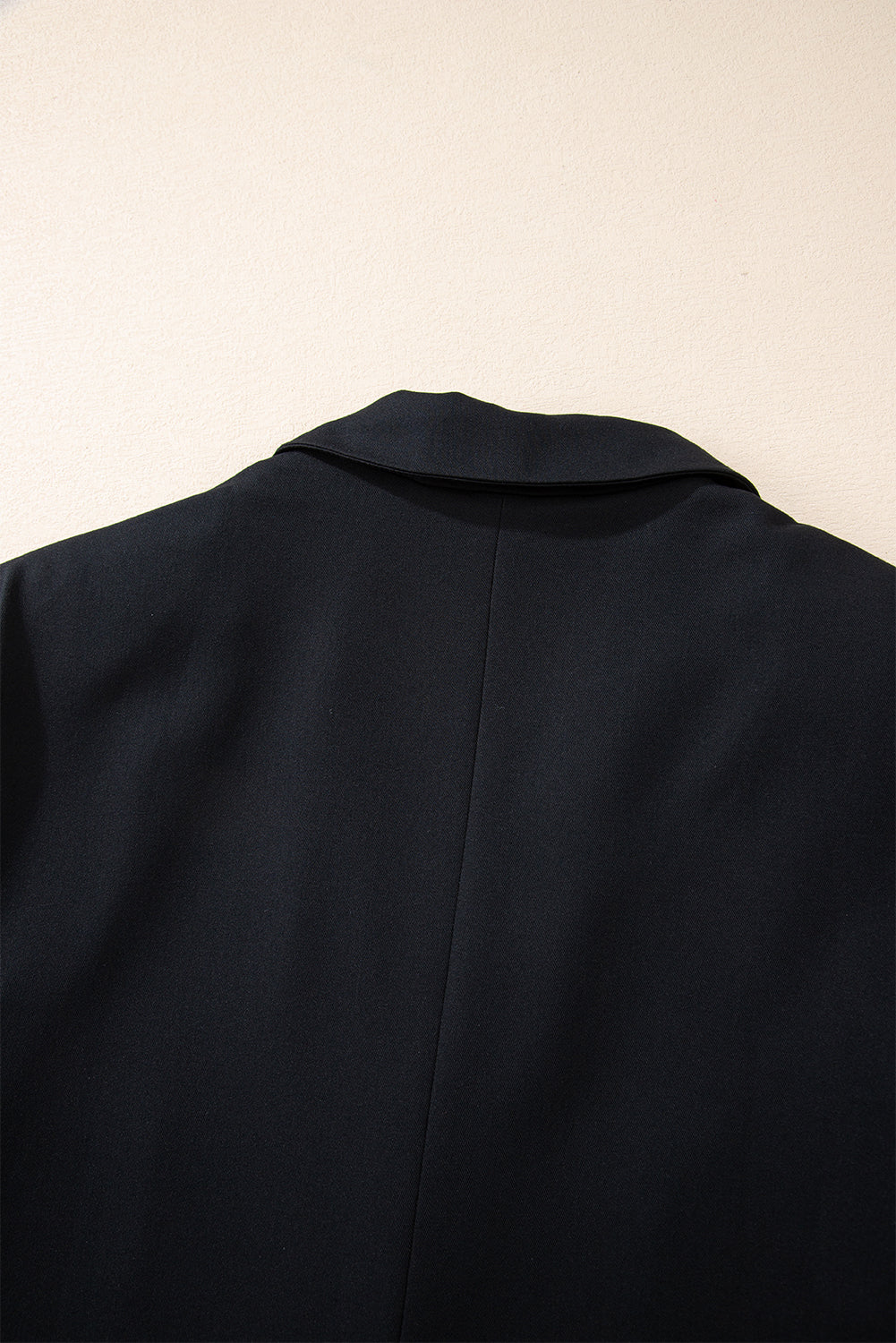 Schwarzer Blazer mit Revers, Pattentasche und Knöpfen