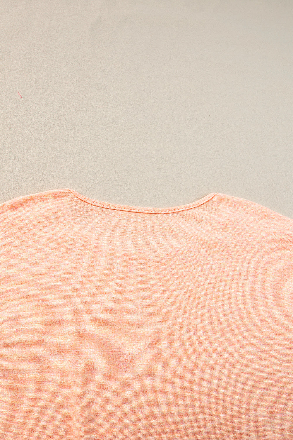 Aprikosenrosa Lässiges T-Shirt mit Fledermausärmeln und Knopfdetail