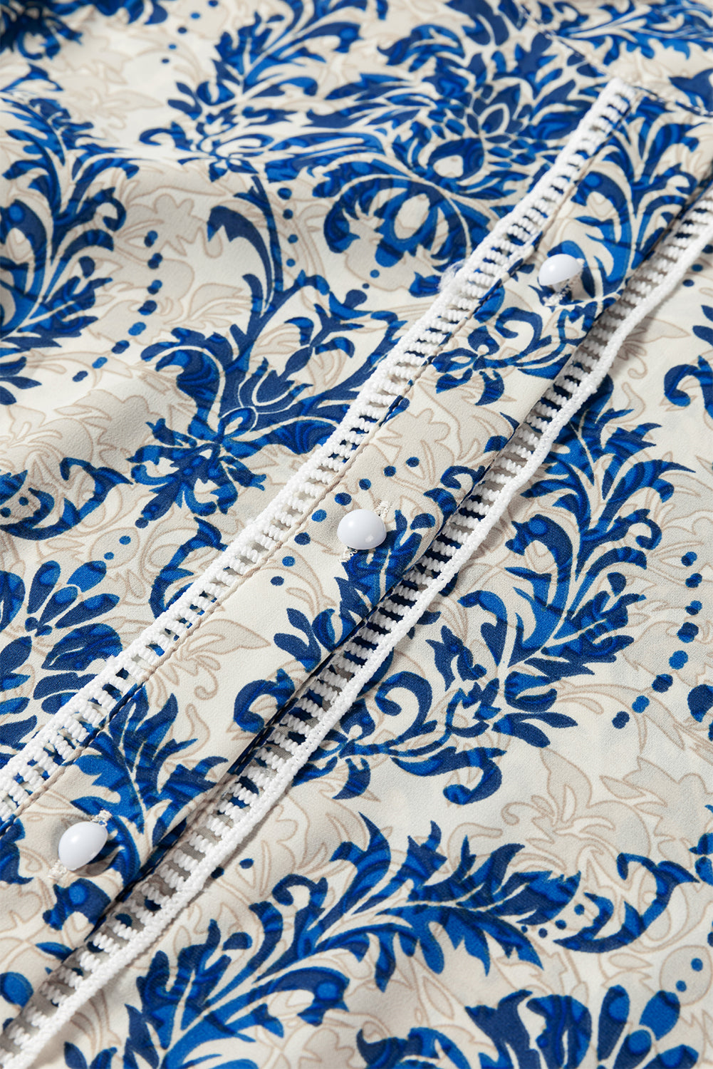 Himmelblaues Spitzenhemd mit böhmischem Print und Bischofsärmeln