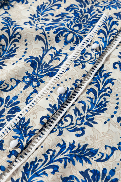 Himmelblaues Spitzenhemd mit böhmischem Print und Bischofsärmeln