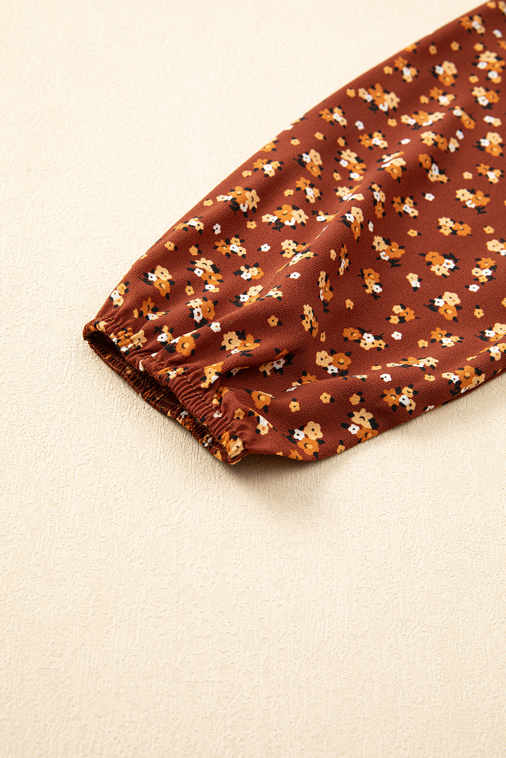 Boho-Bluse mit Blumenmuster, gesmokten Büsten und Rüschen und Schößchen