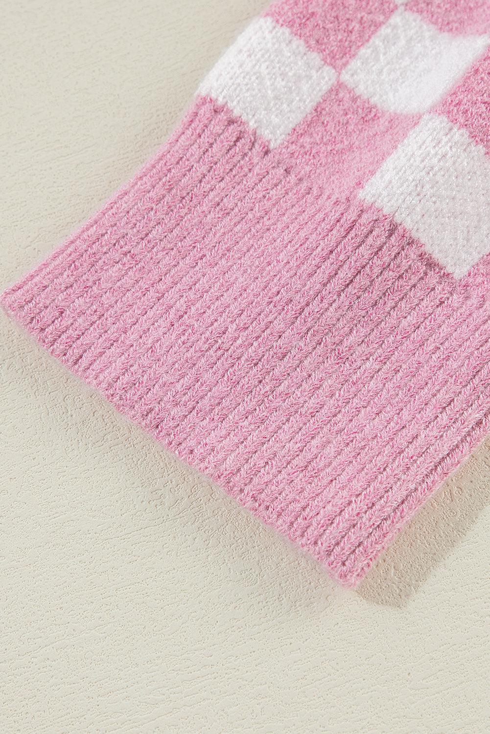 Rosa karierter Pullover mit Knöpfen, Kragen, V-Ausschnitt und überschnittenen Schultern