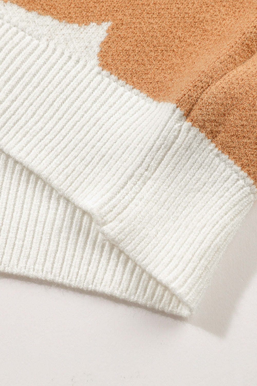 Khakifarbener Pullover mit überschnittener Schulter und großem Blumenmuster