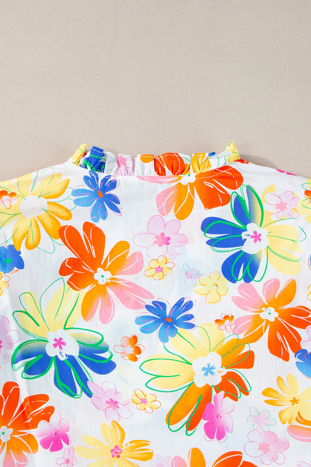Weißes Flattertop mit Blumenstrauß