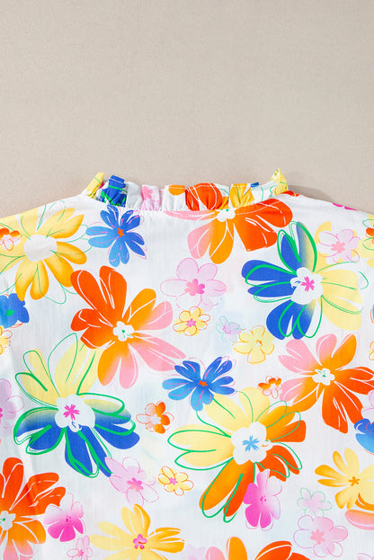 Weißes Flattertop mit Blumenstrauß