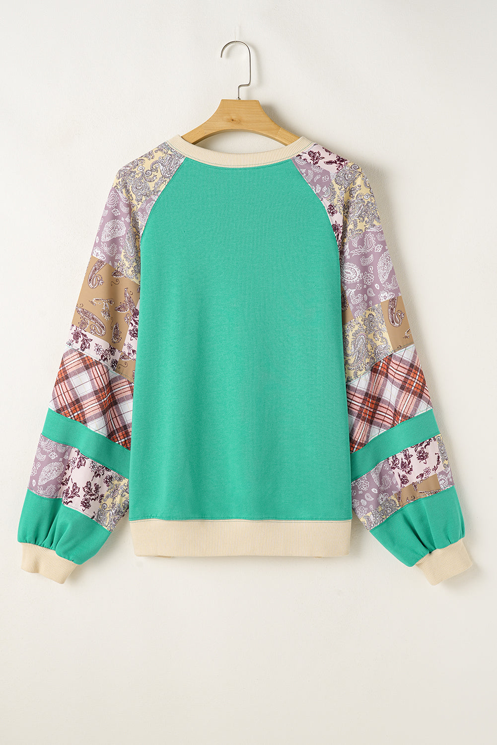 Himmelblaues Sweatshirt mit Raglanärmeln und kariertem Blumenmuster in Übergröße