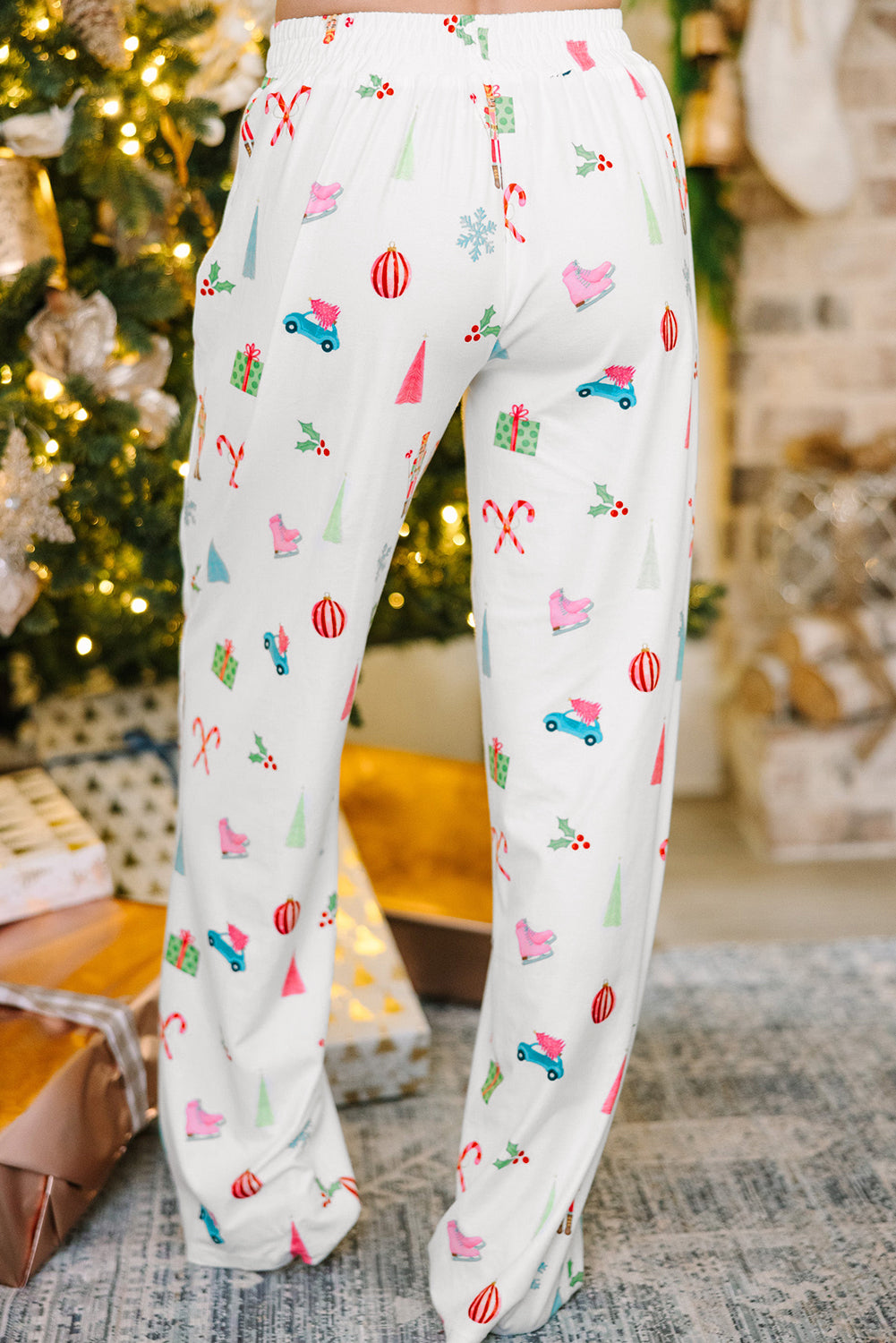 Weiße Nachtwäsche mit Revershemd und Hose mit Weihnachtsdruck