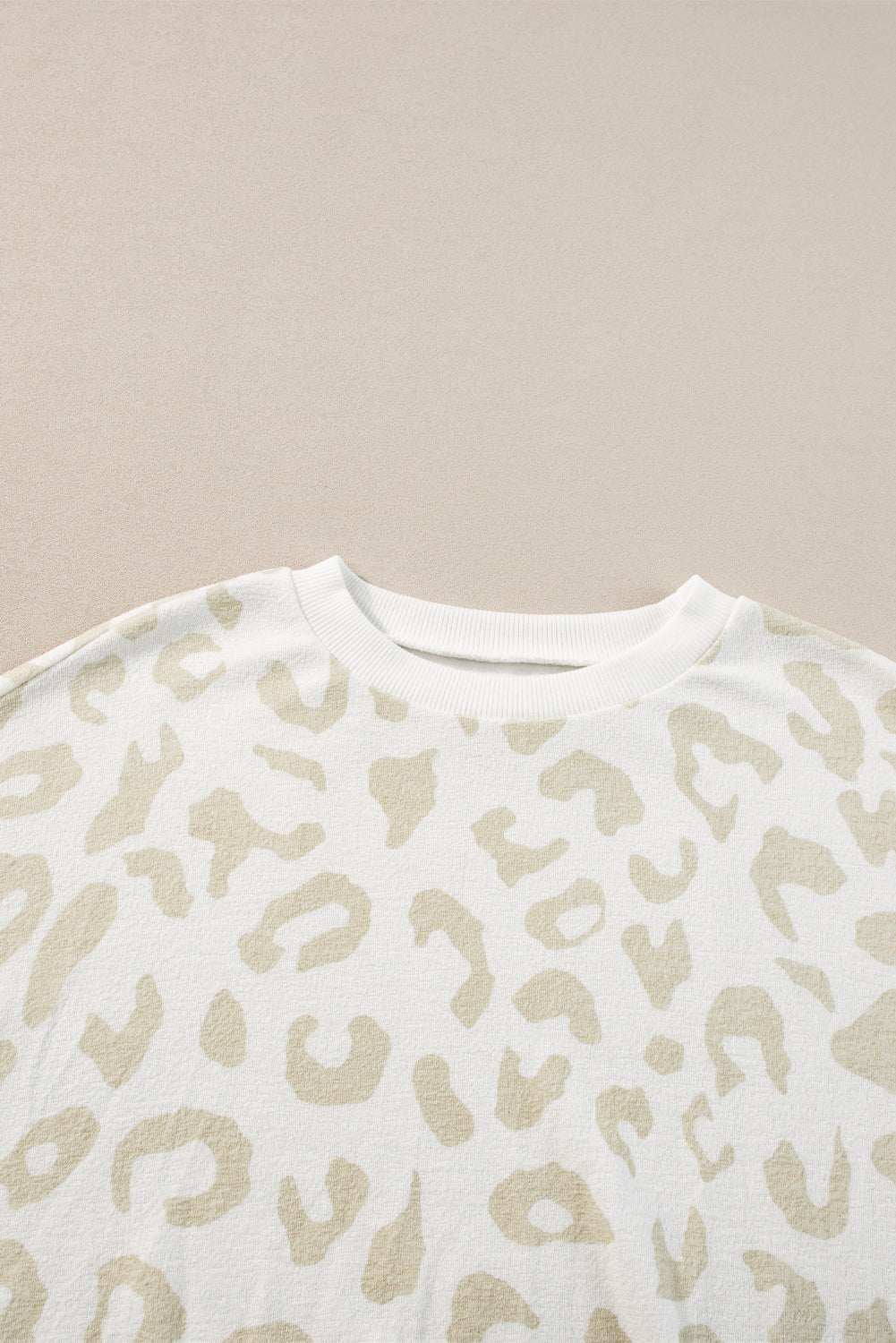 Lounge-Set aus weißem Pullover mit Leopardenmuster und Hose mit Kordelzug