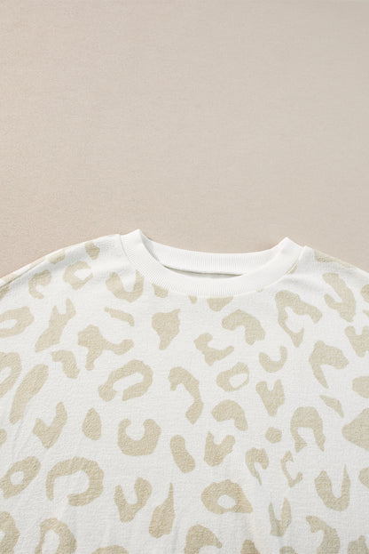 Lounge-Set aus weißem Pullover mit Leopardenmuster und Hose mit Kordelzug