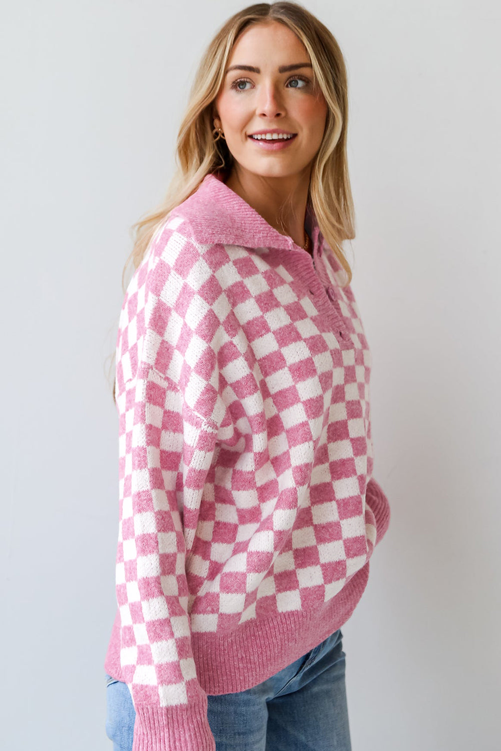 Rosa karierter Pullover mit Knöpfen, Kragen, V-Ausschnitt und überschnittenen Schultern