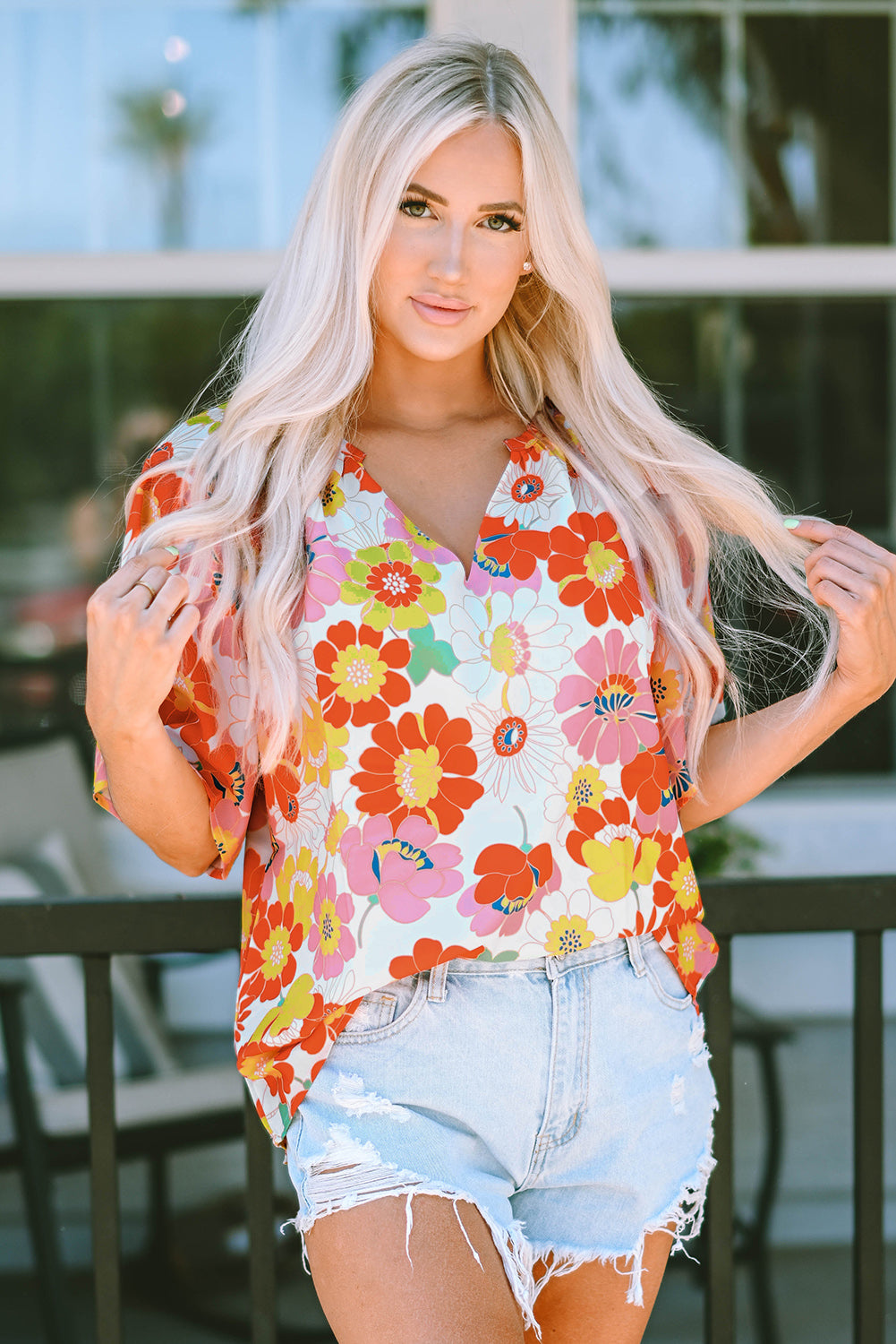 Orangefarbene Bluse mit V-Ausschnitt und halblangen Ärmeln und abstraktem Print