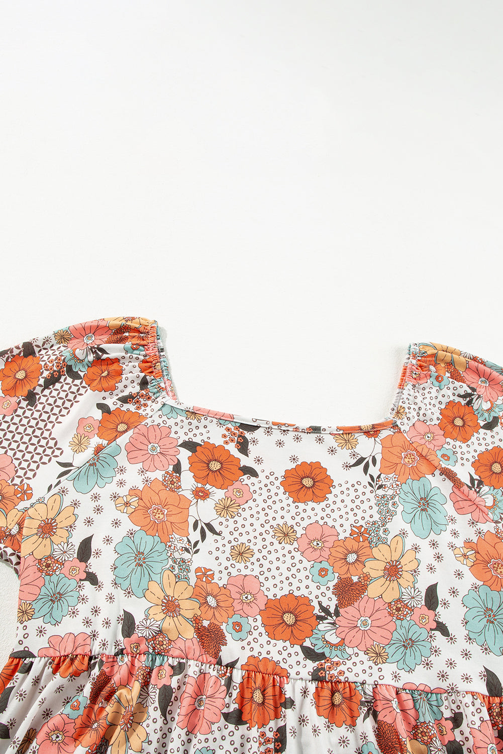 Khakifarbene Bluse mit Schößchen und Blumenmuster in Übergröße mit quadratischem Ausschnitt
