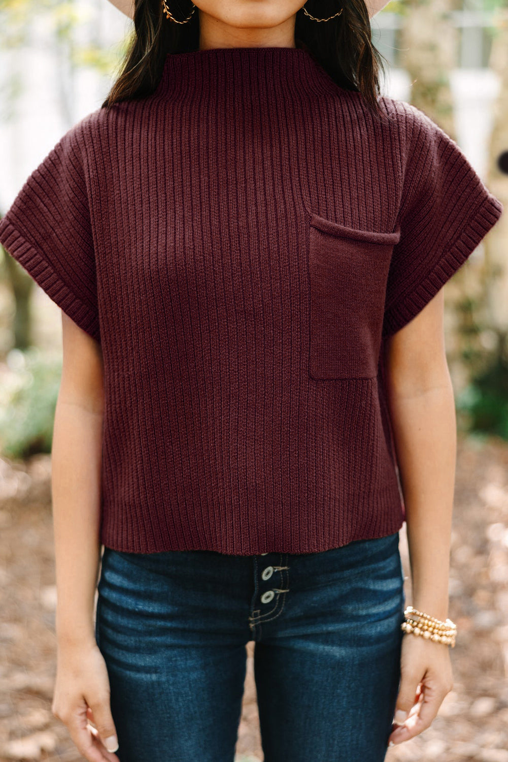 Mineralroter, gerippter Strickpullover mit aufgesetzten Taschen und kurzen Ärmeln