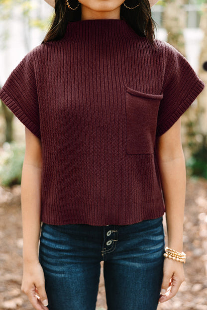 Mineralroter, gerippter Strickpullover mit aufgesetzten Taschen und kurzen Ärmeln