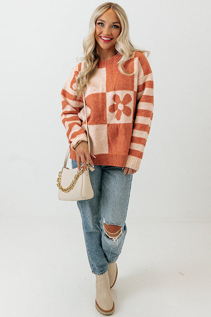 Brauner Pullover mit kariertem Blumenmuster und gestreiften Ärmeln