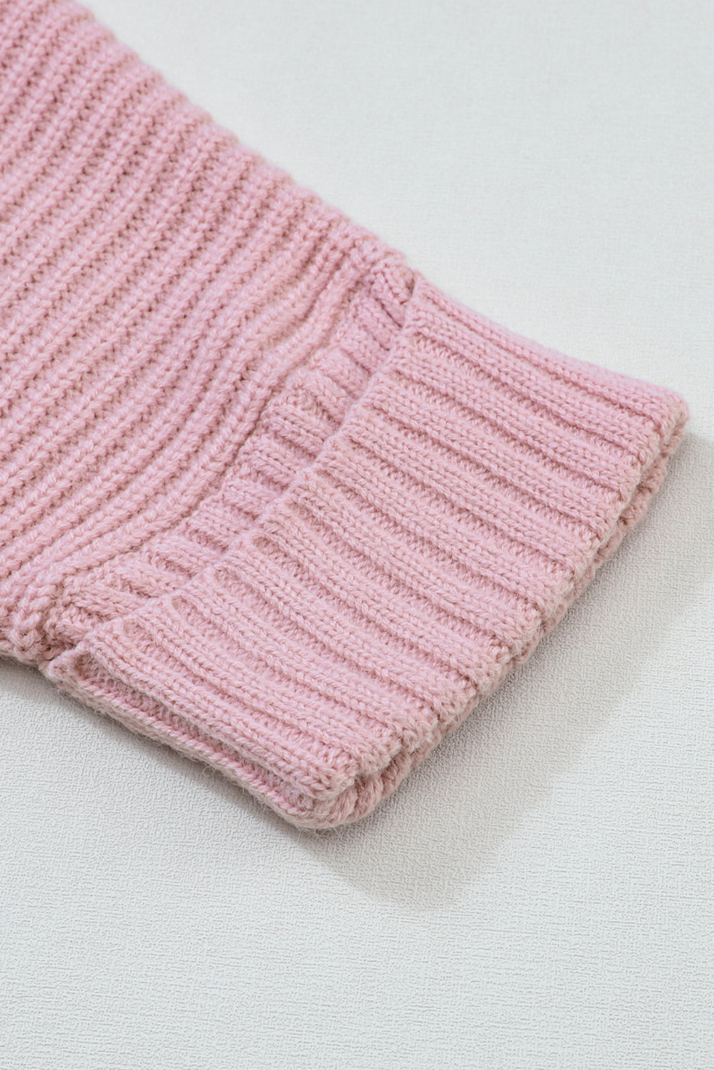 Rosafarbener Oversize-Strickpullover mit umgeschlagenen Ärmeln