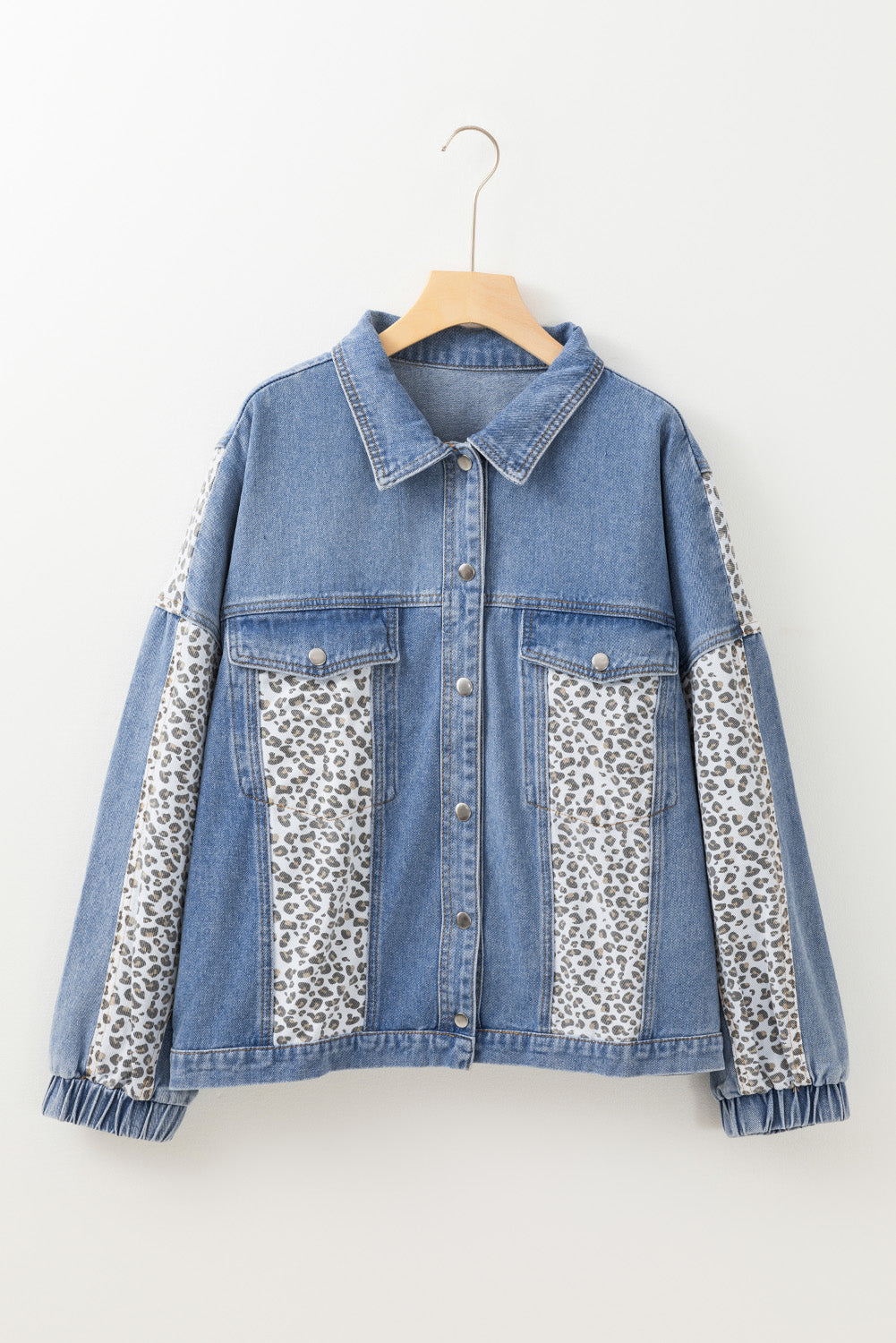 Beau Blue – Jeansjacke mit Leopardenmuster und Patchwork-Klappendetail in Übergröße
