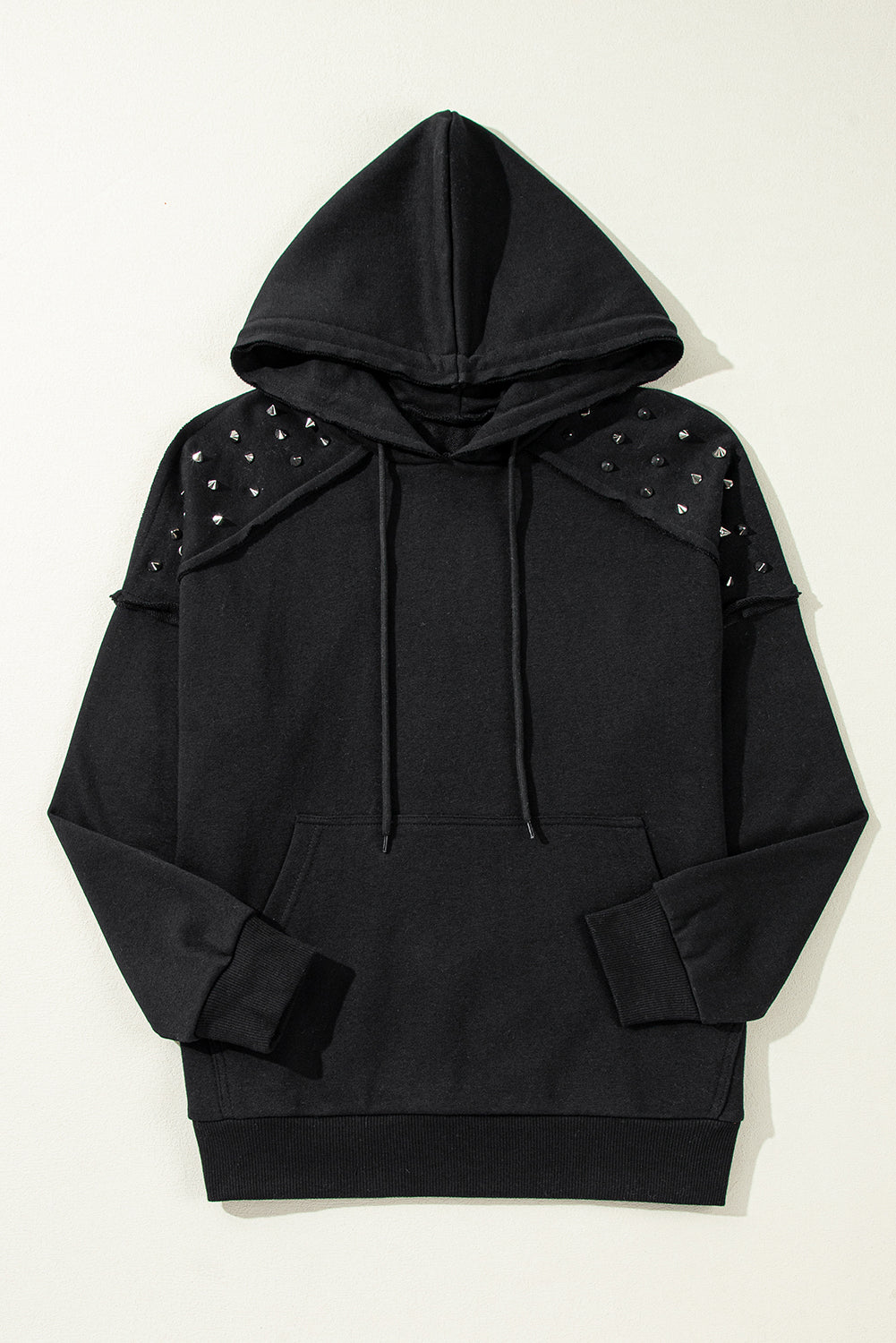 Schwarzer, einfarbiger Kapuzenpullover mit Raglanärmeln und Nieten und Tasche