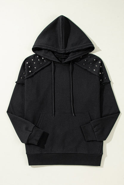 Schwarzer, einfarbiger Kapuzenpullover mit Raglanärmeln und Nieten und Tasche