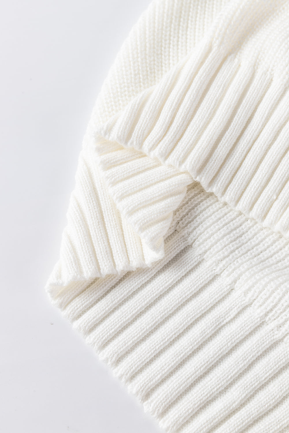 Weißer Pullover mit Blumenaufnähern und Bischofsärmeln