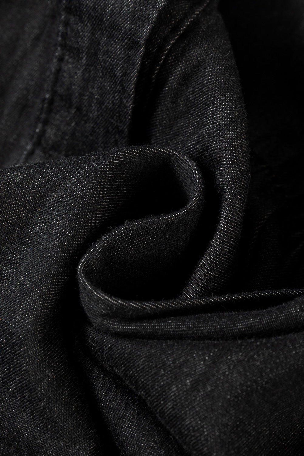 Schwarzes Chambray-Minikleid mit Rüschen, 3/4-Ärmeln, Stufen und V-Ausschnitt