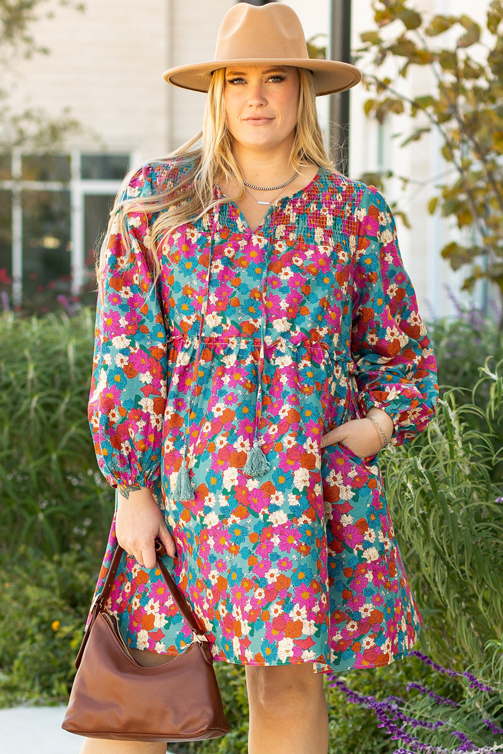 Himmelblaues, gestuftes Minikleid mit Blumenmuster und gerafften Rüschen in Übergröße