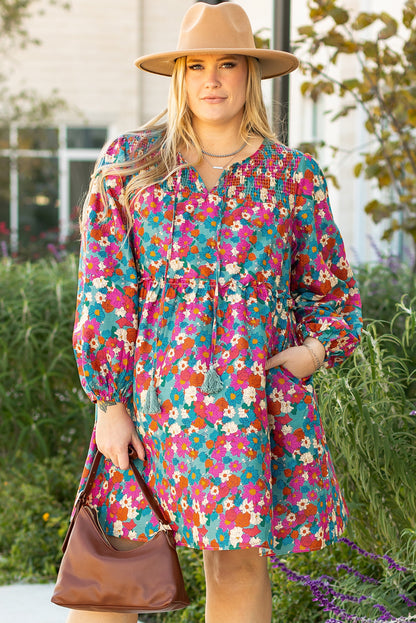 Himmelblaues, gestuftes Minikleid mit Blumenmuster und gerafften Rüschen in Übergröße