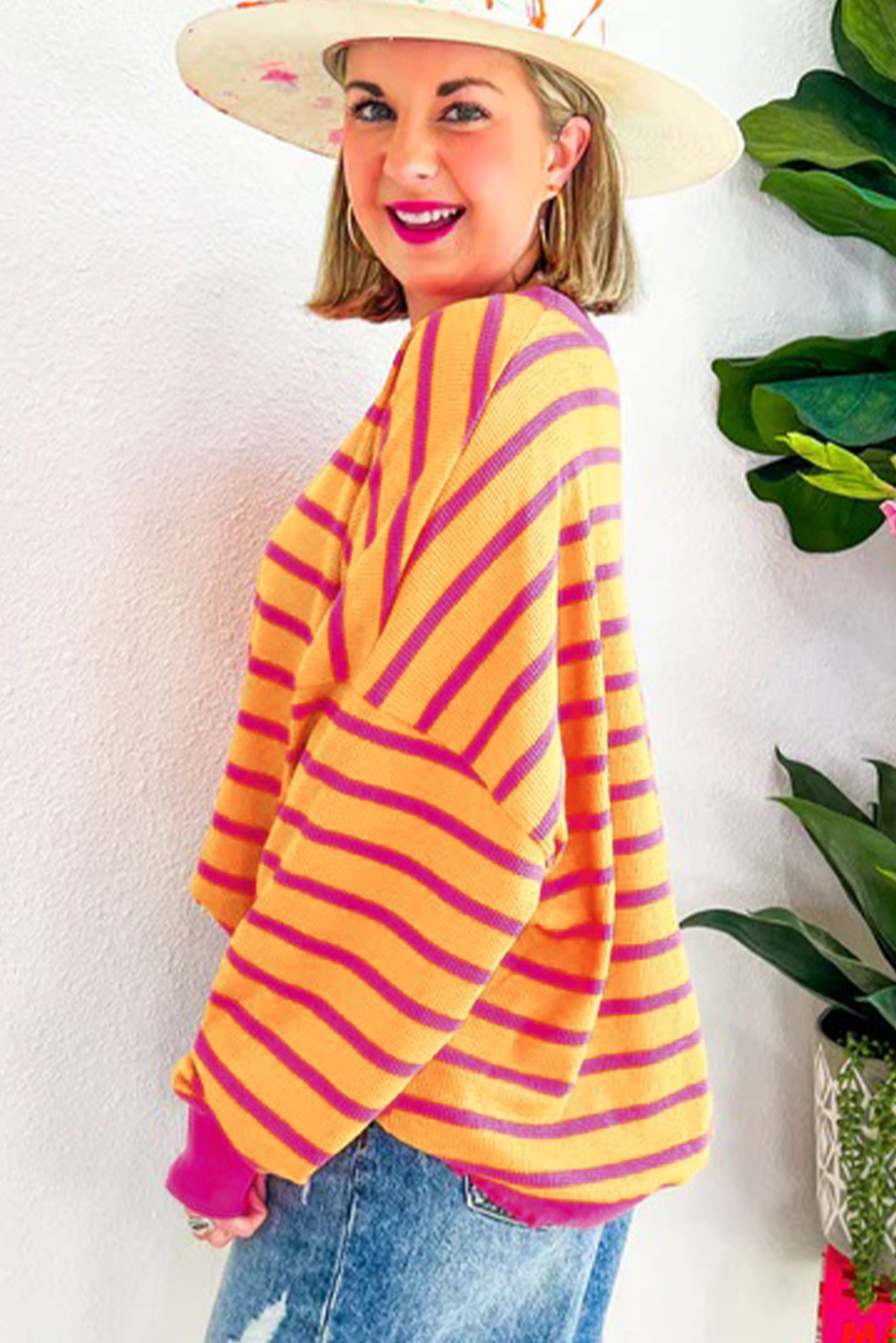 Orangefarbener Pullover mit Streifenbesatz, Rundhalsausschnitt und überschnittener Schulter