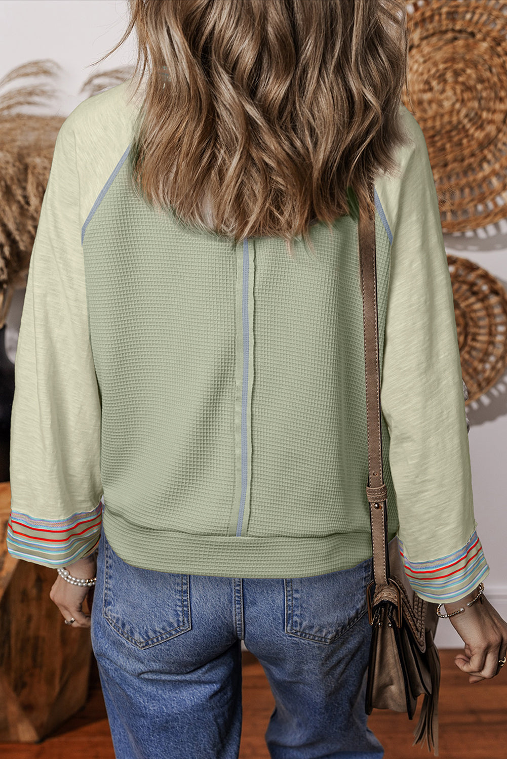 Meadow Mist – Grünes Waffelstrick-Patchwork-Raglan-Top mit breiten Armbandärmeln