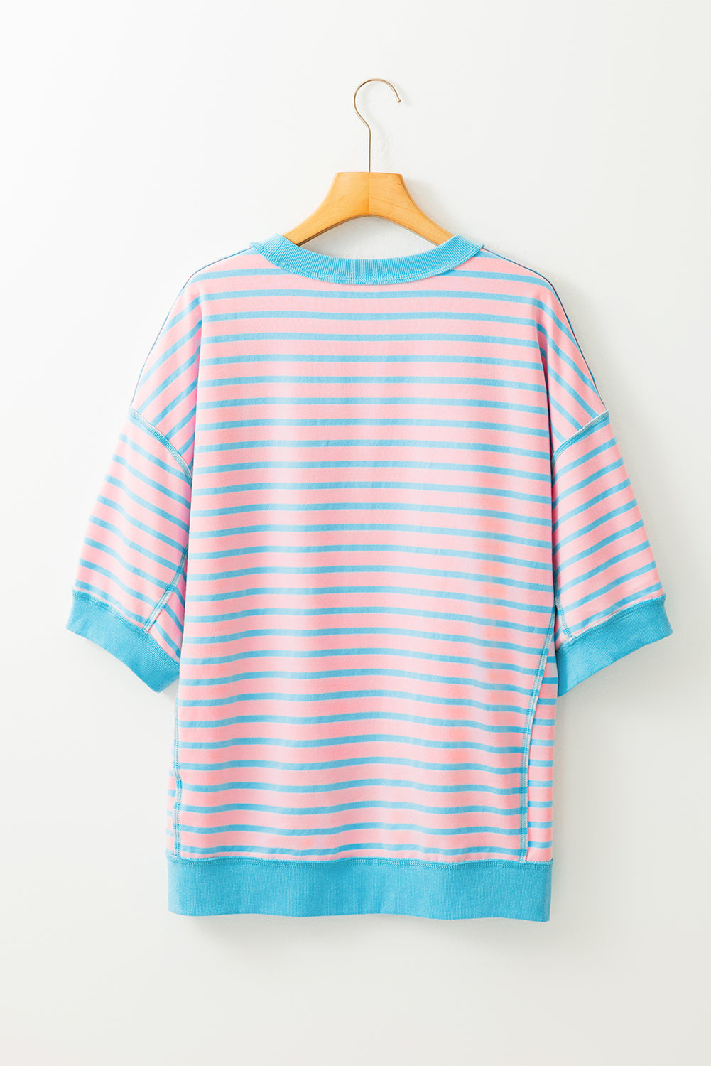 Rosa gestreiftes Oversize-T-Shirt mit Kontrastbesatz und sichtbaren Nähten, High Low