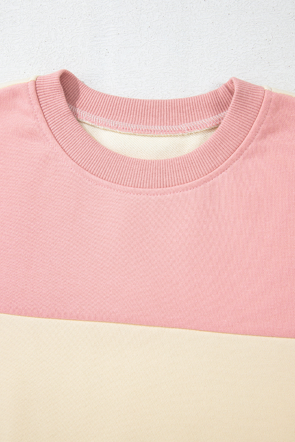 Meadow Mauve – Sweatshirt mit Patchwork-Print und überschnittener Schulterpartie im Colorblock-Stil