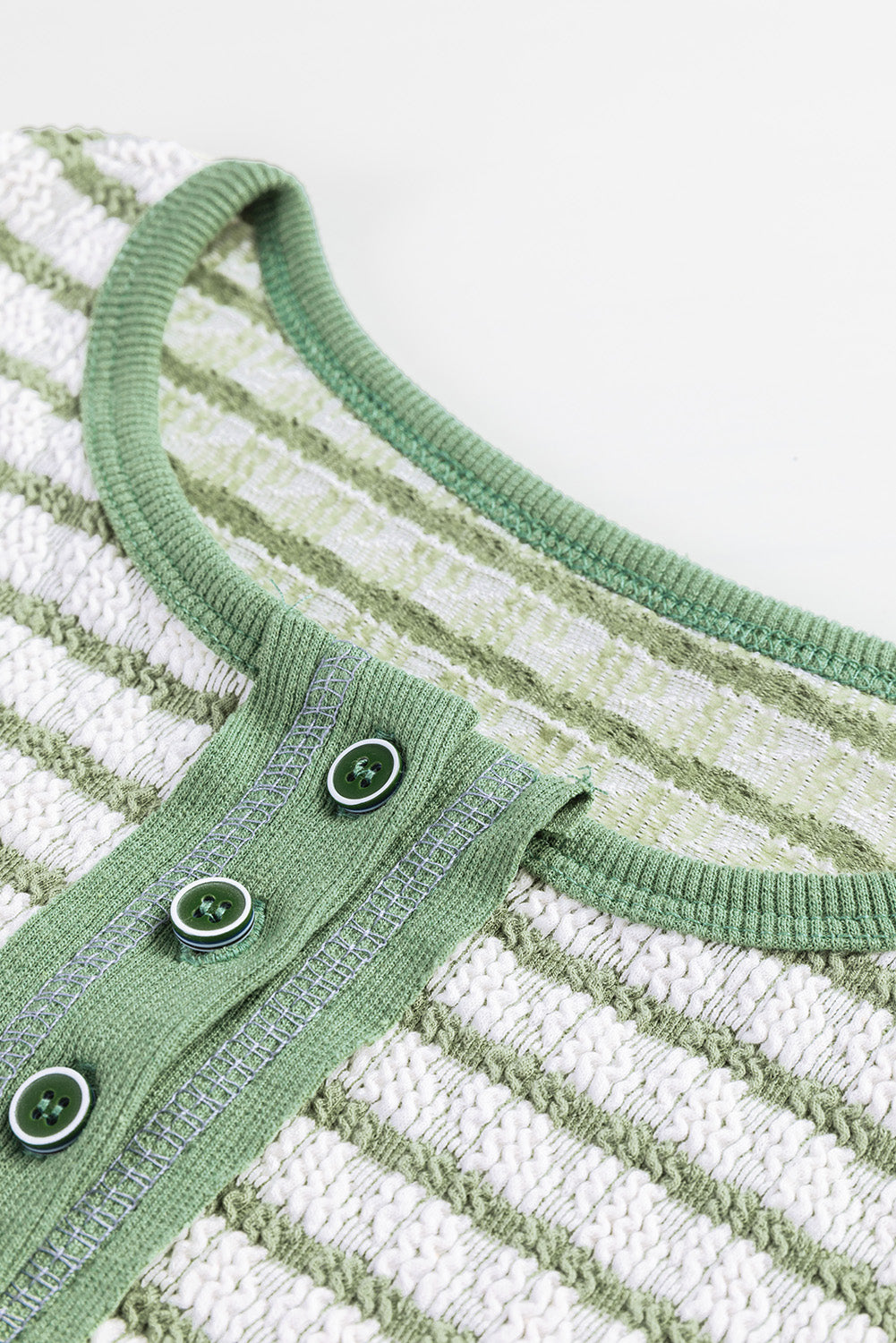 Grün gestreiftes Henley-Oberteil mit Rüschenbesatz und Knöpfen, langärmlig