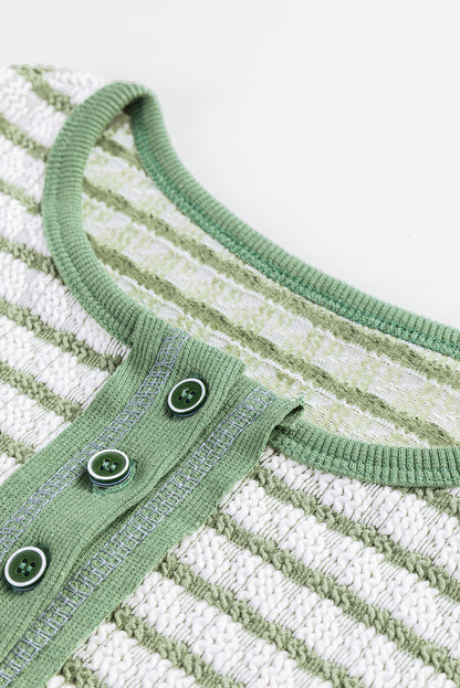 Grün gestreiftes Henley-Oberteil mit Rüschenbesatz und Knöpfen, langärmlig