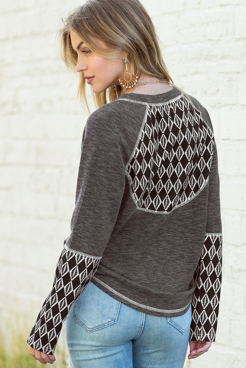 Graues, geripptes Langarm-Top mit Azteken-Patchwork