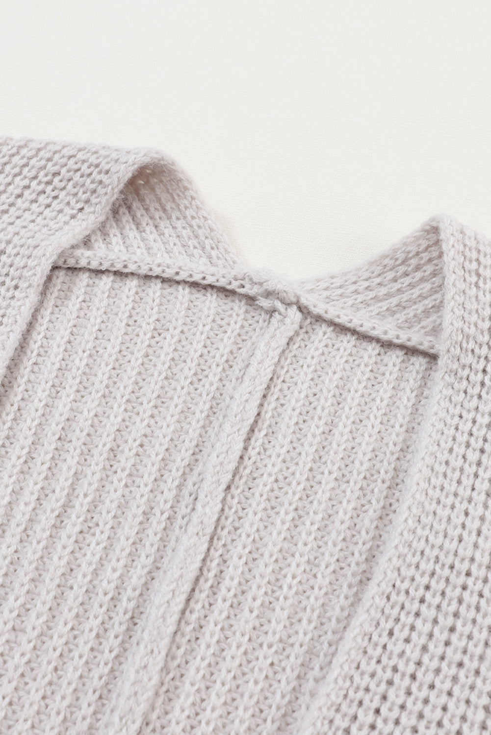 Grauer Oversize-Strickpullover mit umgeschlagenen Ärmeln