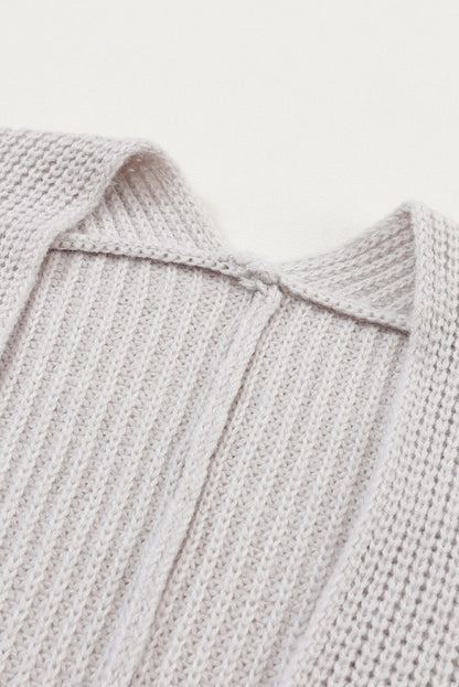 Grauer Oversize-Strickpullover mit umgeschlagenen Ärmeln
