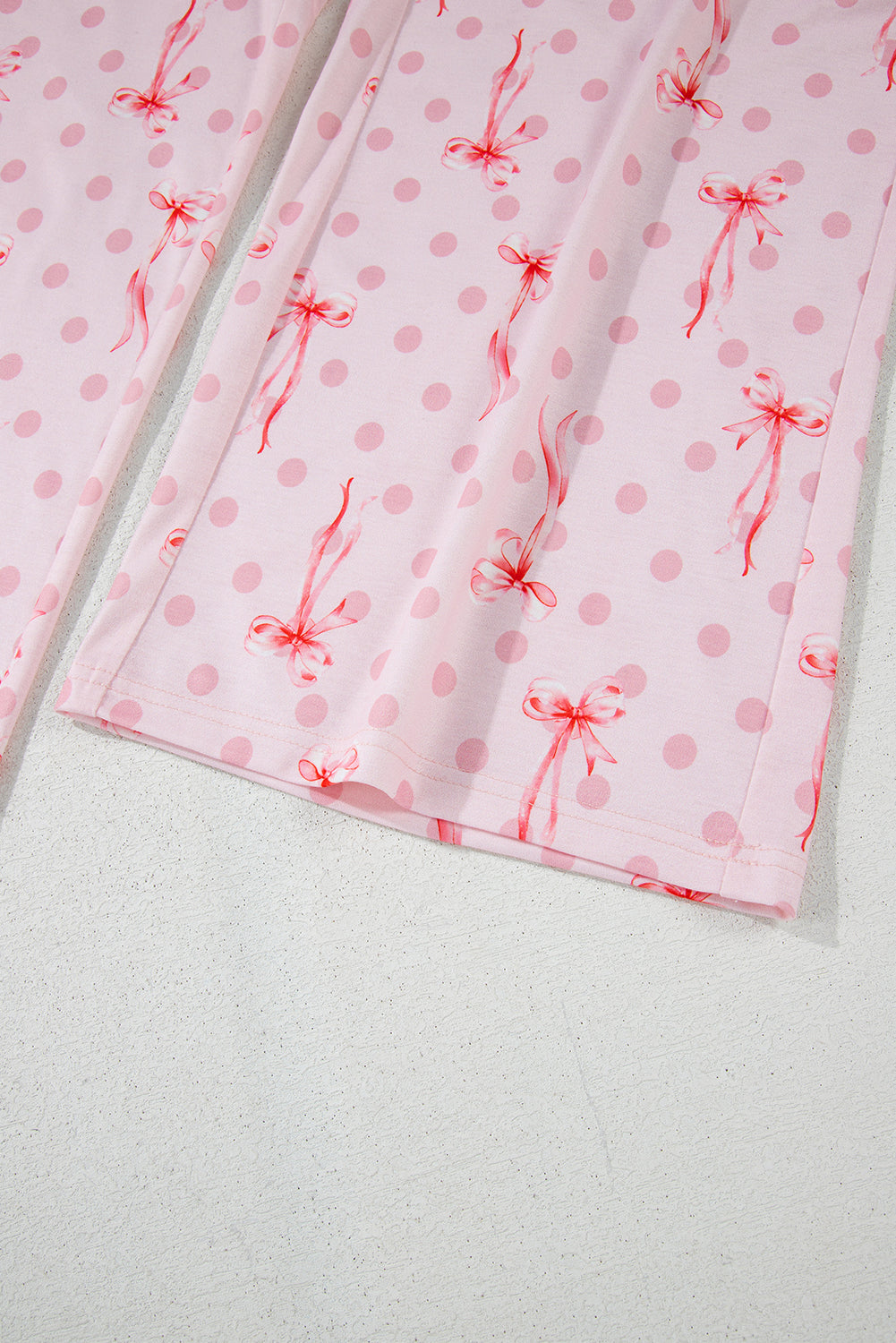 Rosa Lounge-Set mit kurzärmligem Oberteil und Schleife und Punktemuster