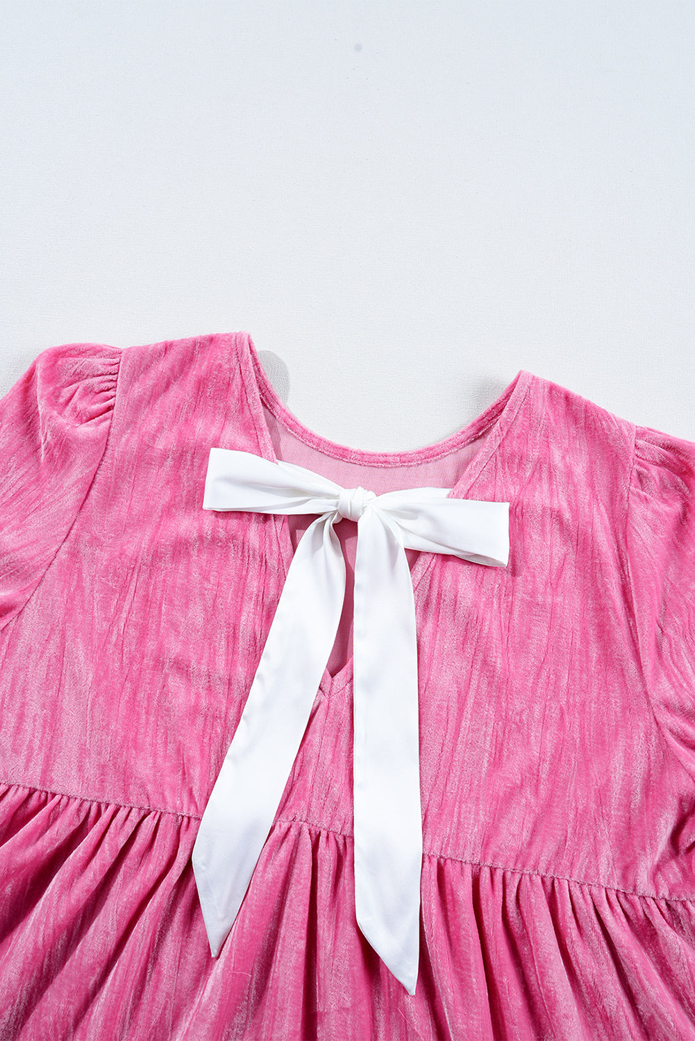 Erdbeerrosa Minikleid aus Samt mit Volantärmeln und Rüschen
