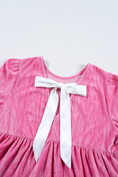 Erdbeerrosa Minikleid aus Samt mit Volantärmeln und Rüschen