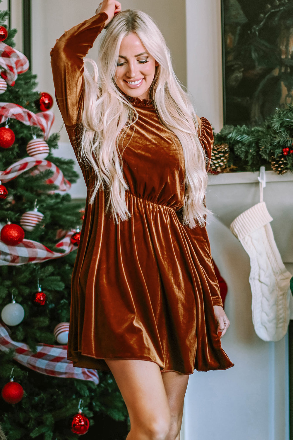 Kastanienbraunes Swing-Kleid aus Samt mit Rüschenkragen und Gigot-Ärmeln