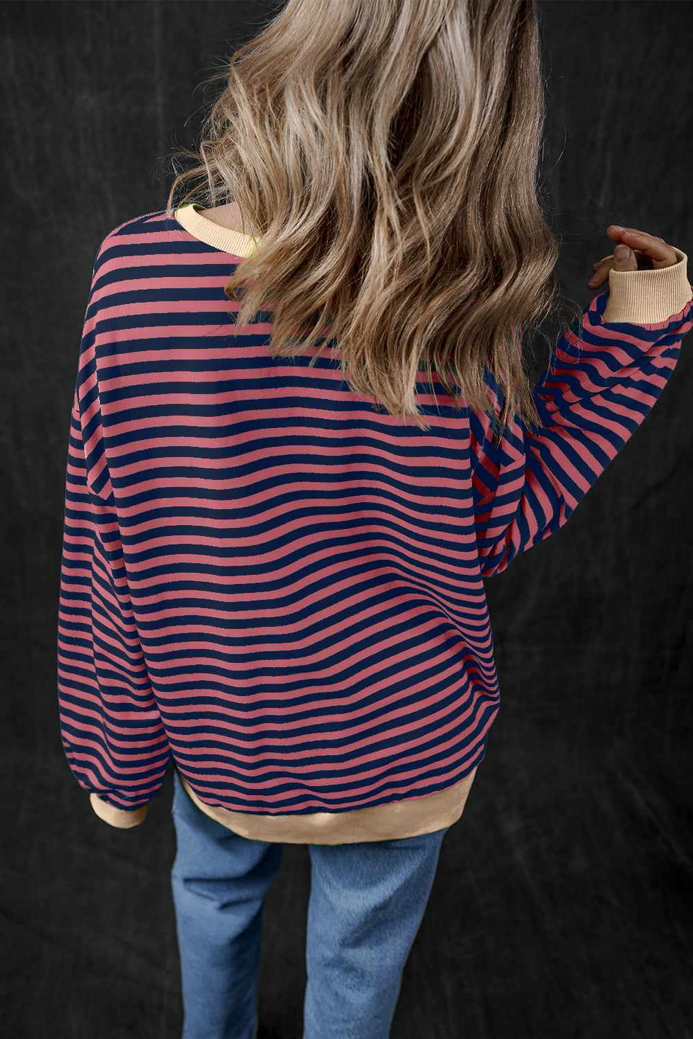 Oversize-Pullover mit rotem Streifenmuster und Kontrastbesatz